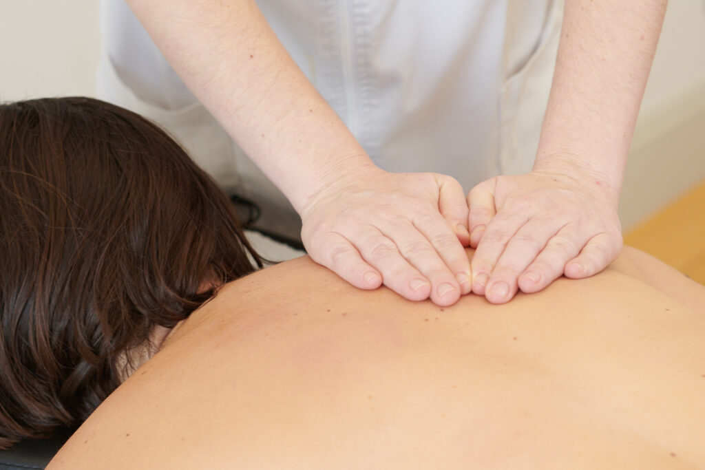 Técnicas utilizadas en fisioterapia integrativa para aliviar el dolor de espalda y pecho. Centre Medicina Biològica Barcelona. Noemí Sánchez