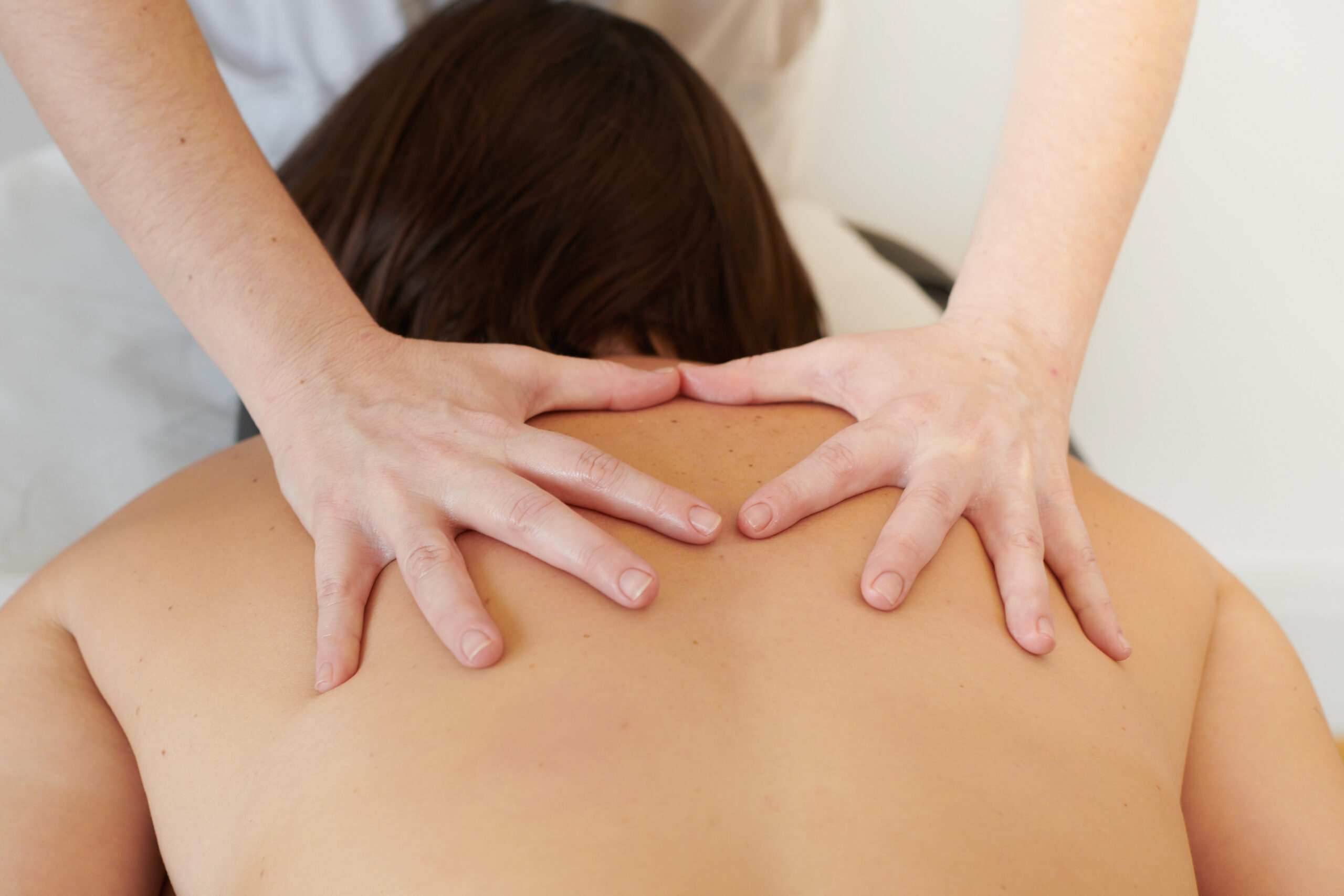 Dolor al pit i l’esquena: símptomes, causes i tractament holístic des de la fisioteràpia integrativa